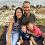 nick-vujicic-with-wife-and-sons