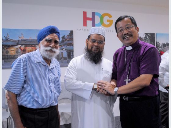 Imam Nalla Mohamed Abdul Jameel with Bishop Terry Kee and Mr Harbans Singh after he made his apology in front of 30 religious leaders of Christian, Sikh, Taoist, Buddhist, Hindu faiths and members of the Federation of Indian Muslims (FIM) on March 31, 2017 at the Harmony in Diversity Gallery at the National Environment Building.