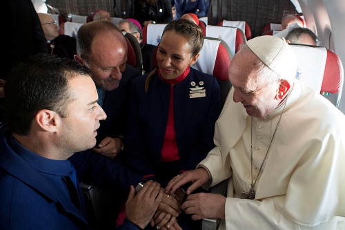 Pope Francis Married A Couple On Board A Flight Pics Believers Portal 