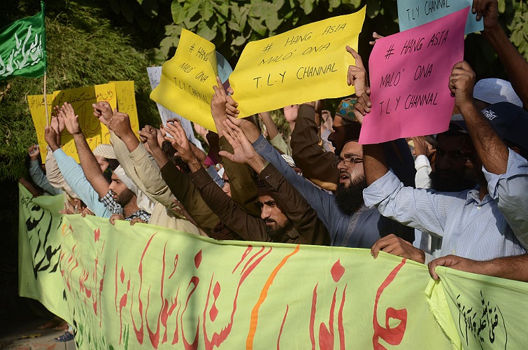 2016/10/13: Pakistani Sunni Muslims from a religious group protest against Asia Bibi, a Christian woman facing death sentence for blasphemy, in Lahore. 