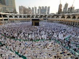 Muslims gather around the Kaaba inside the Grand Mosque during the holy fasting month of Ramadan in Mecca, Saudi Arabia, June 6, 2016.