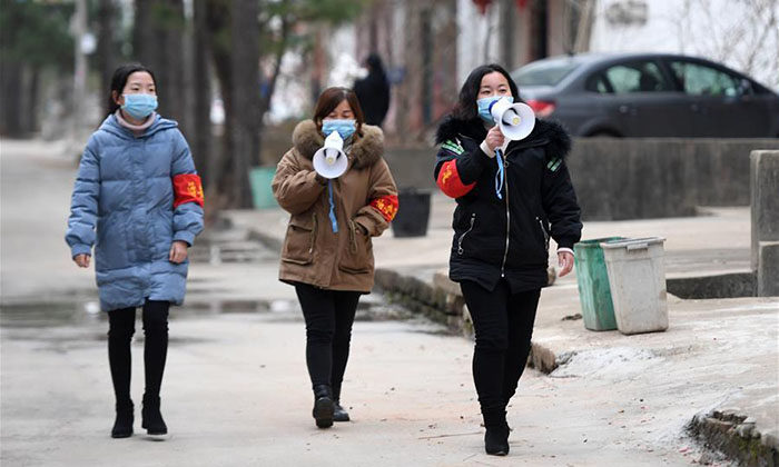 Staff give information on the prevention and control of the novel coronavirus in Hantang Village in Nanchang County, east China’s Jiangxi Province, Feb. 3, 2020. Photo: (Xinhua/Wan Xiang)