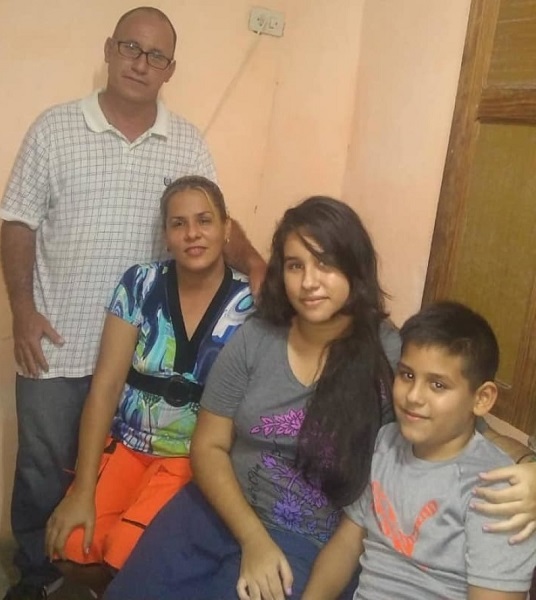 Ramon Rigal (far-left) and Adya Expósito Leyva (center-left) pose with their children.