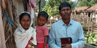 Pastor Munshi Devu Tado with wife and child in Gadchiroli District, Maharashtra, India. (Morning Star News)
