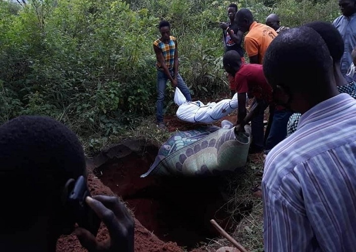Baptist Church members bury some of 14 Christians killed in Agbadu-Daruwana, Kogi state, Nigeria on July 29. (All Africa Baptist Fellowship Facebook)