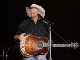 Alan Jackson performs at US Cellular Coliseum on May 9, 2015 in Bloomington, Illinois. (Photo by Daniel Boczarski/Getty Images)
